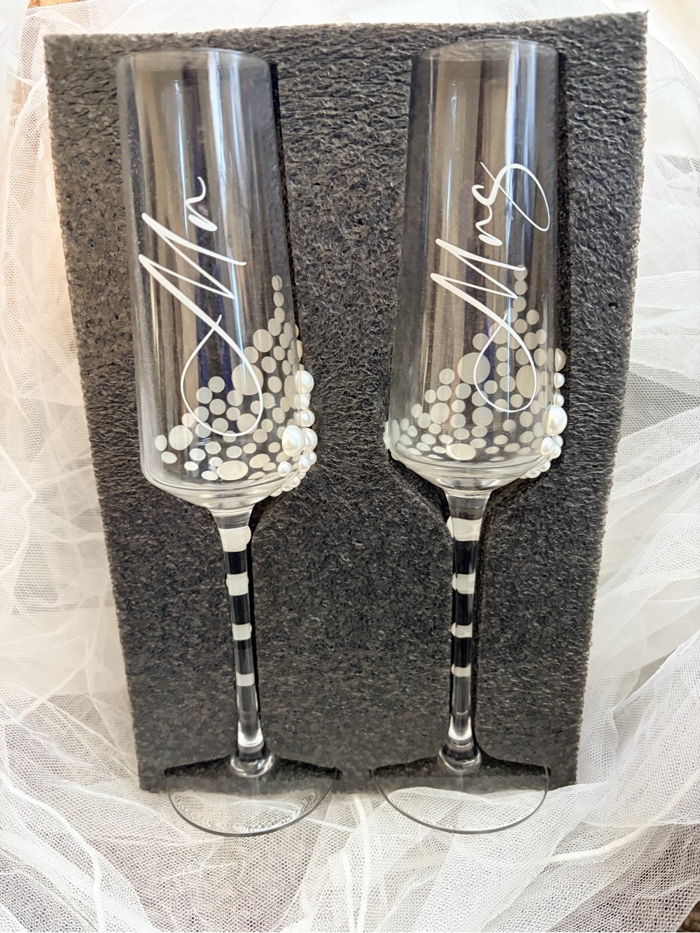 Set of 2 Mr & Mrs Hand-Painted Champagne Flutes - clear with pearls